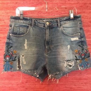 Jean shorts with floral embroidery